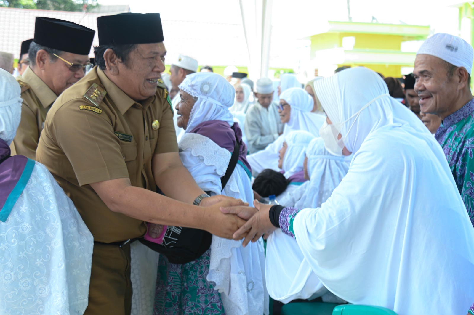 Walikota Padangsidimpuan, Irsan Efendi Nasution menyambut kedatangan jemaah haji Kloter 19
