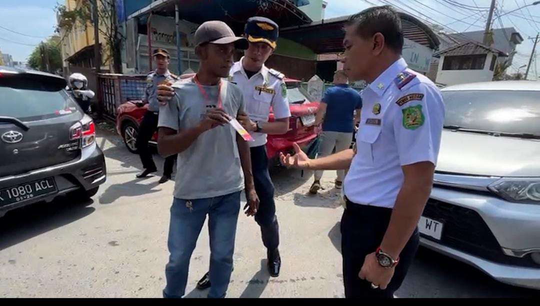 Dishub Medan Tertibkan Parkir Berlapis dan Amankan Jukir Yang Tak Gunakan e-Parking di Jalan Jambi