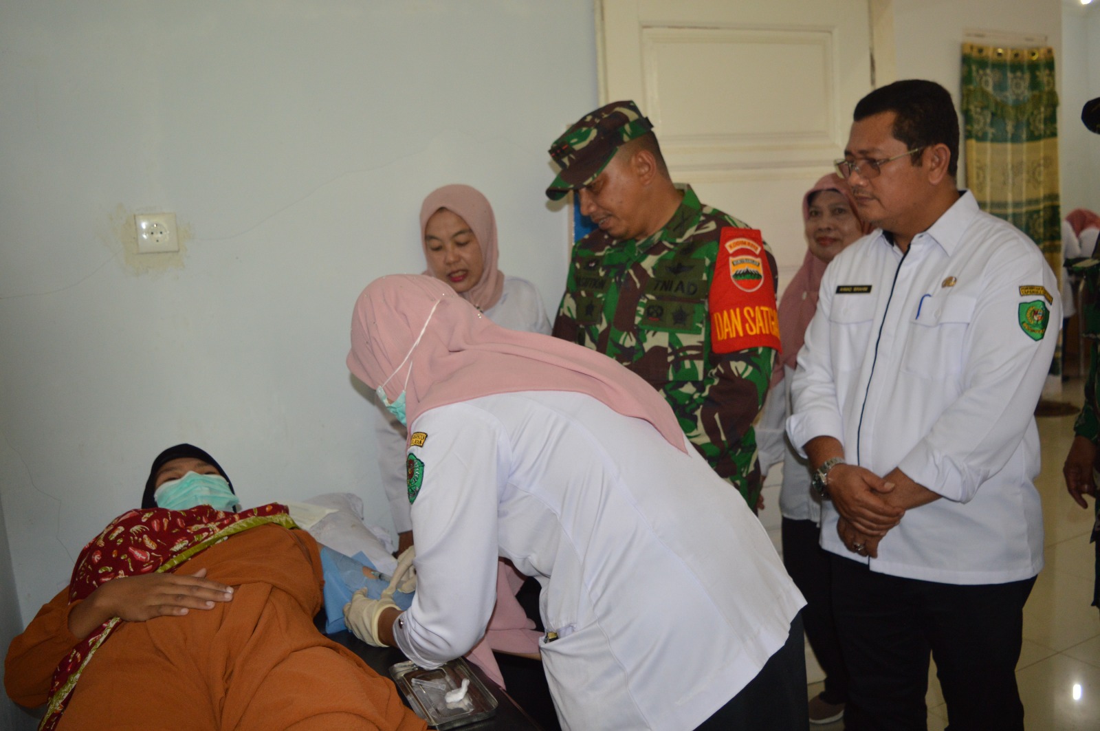 Dansatgas TMMD Kodim 0212/TS Letkol Inf Amrizal Nasution Pantau Langsung Sekaligus beri Penyuluhan Kesehatan Kepada Warga