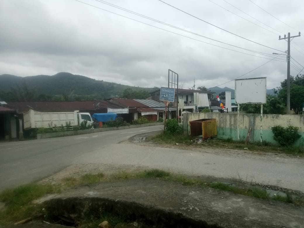 Akibat Tembok Sekolah, Terjadi Rawan Kecelakaan diÂ  Simpang 4 di desa Jamburea Siempat rube ,kab Pakpak bharat