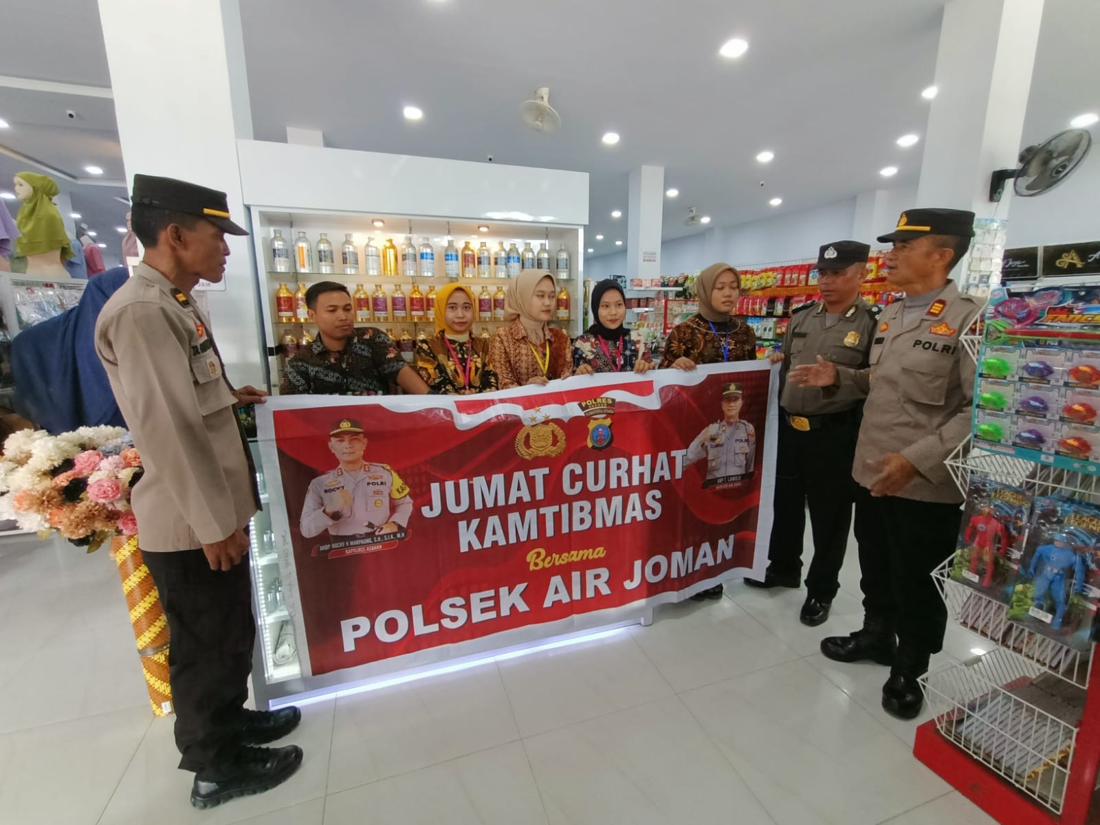 Masyarakat di Jumat Curhat