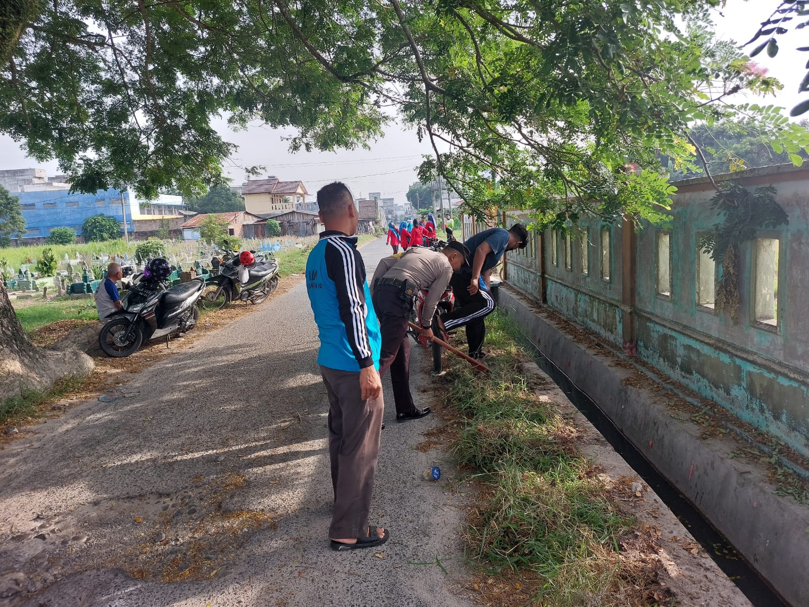 Bhabinkamtibmas Polsek Kisaran Timur Lakukan Giat Gotong Royong Bersama Warga Binaannya