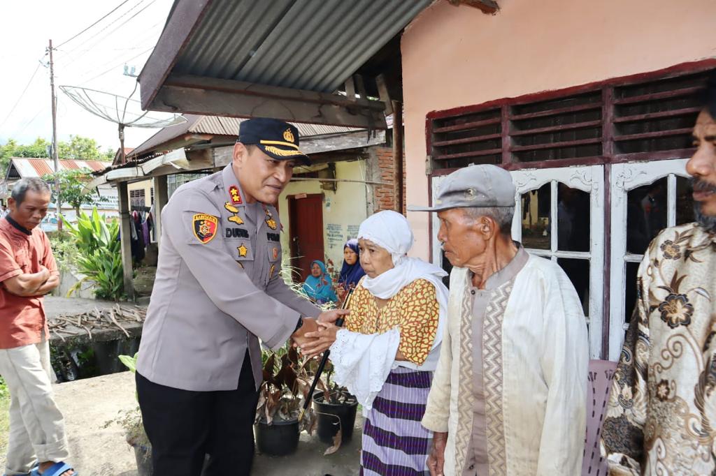 AKBP Dudung Setyawan bersama Personel Polres Padangsidimpuan bagikan paket Sembako kepada warga Dalam Rangka Bakti Sosial Polri Presisi.
