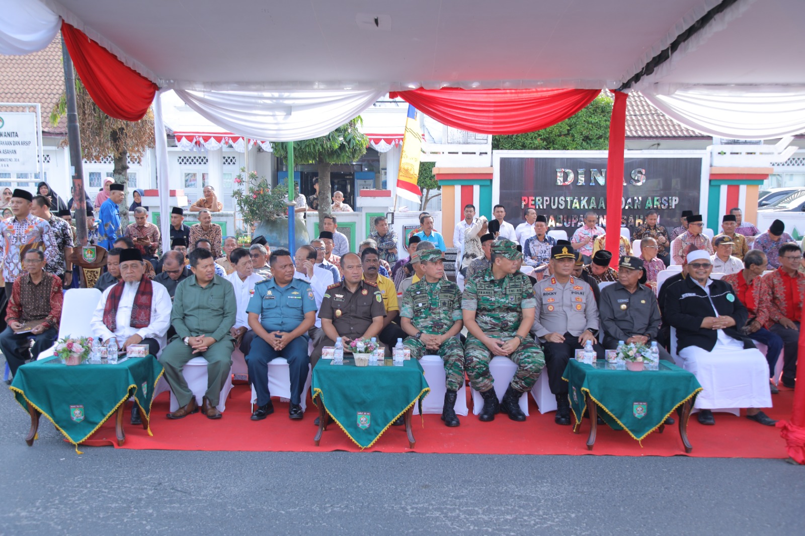 Ikut Serta Wujudkan Indonesia Emas, Bupati dan Forkopimda Asahan Bagi Bendera Merah Putih