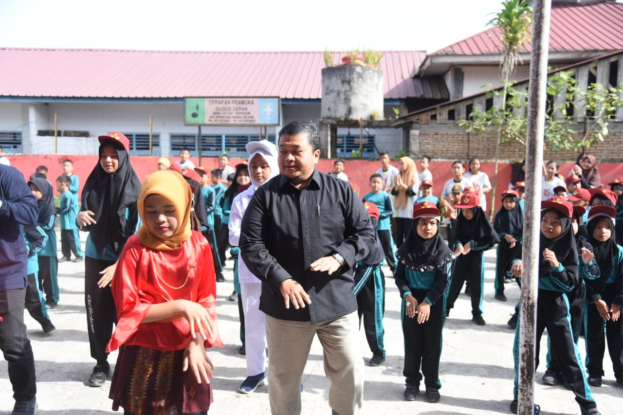 Meriahkan Gebyar Sekolah Sehat, Bupati Tapsel Dolly Pasaribu Lakukan Senam Pagi Bersama Para Siswa