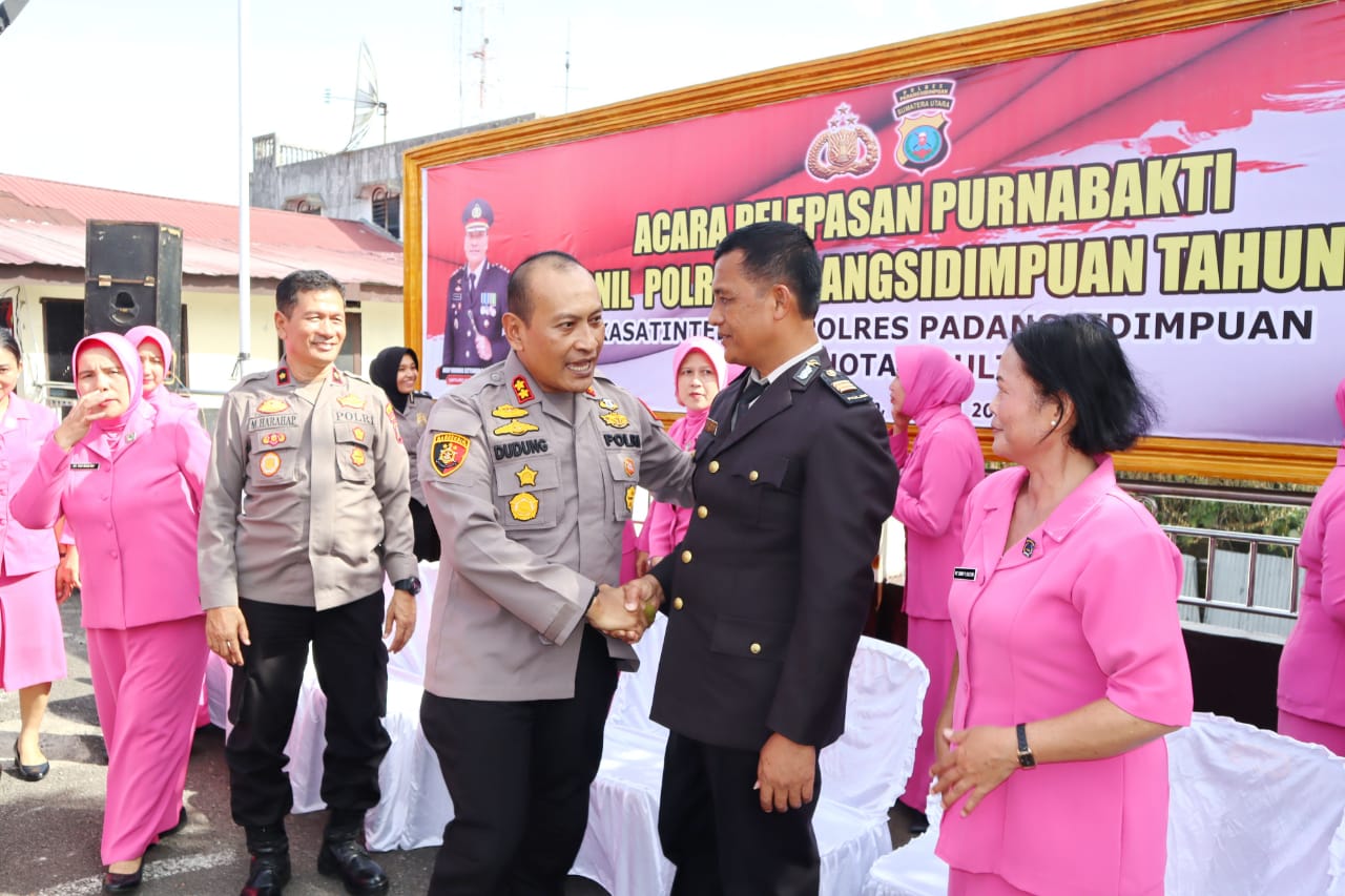Terharu....Dipimpin AKBP Dudung Setyawan, personel Polres Padangsidimpuan gelar acara Purna Bhakti AKP Pahotan Gultom.