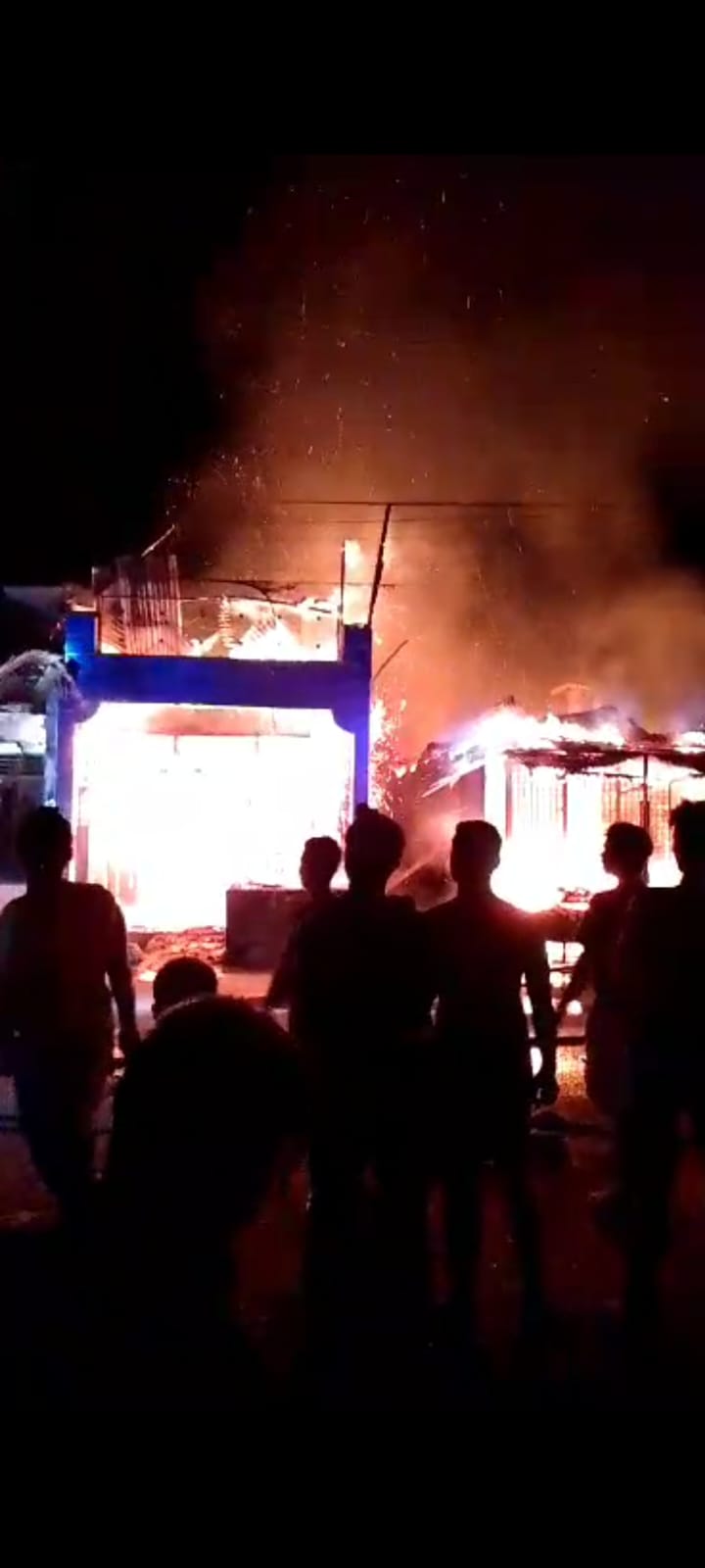 Usai hujan Deras. 2 Unit Rumah Terbakar Di Depan Polsek Pantai Cermin Sergai