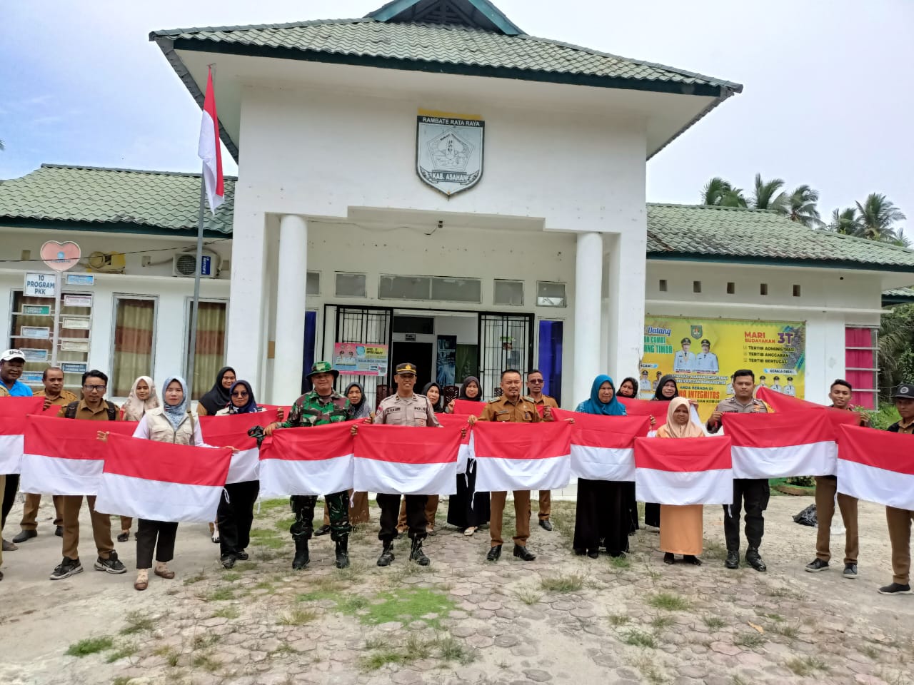 Personel Polsek Sei Kepayang Lakukan Pencanangan Gerakan Pembagian Bendera Merah Putih