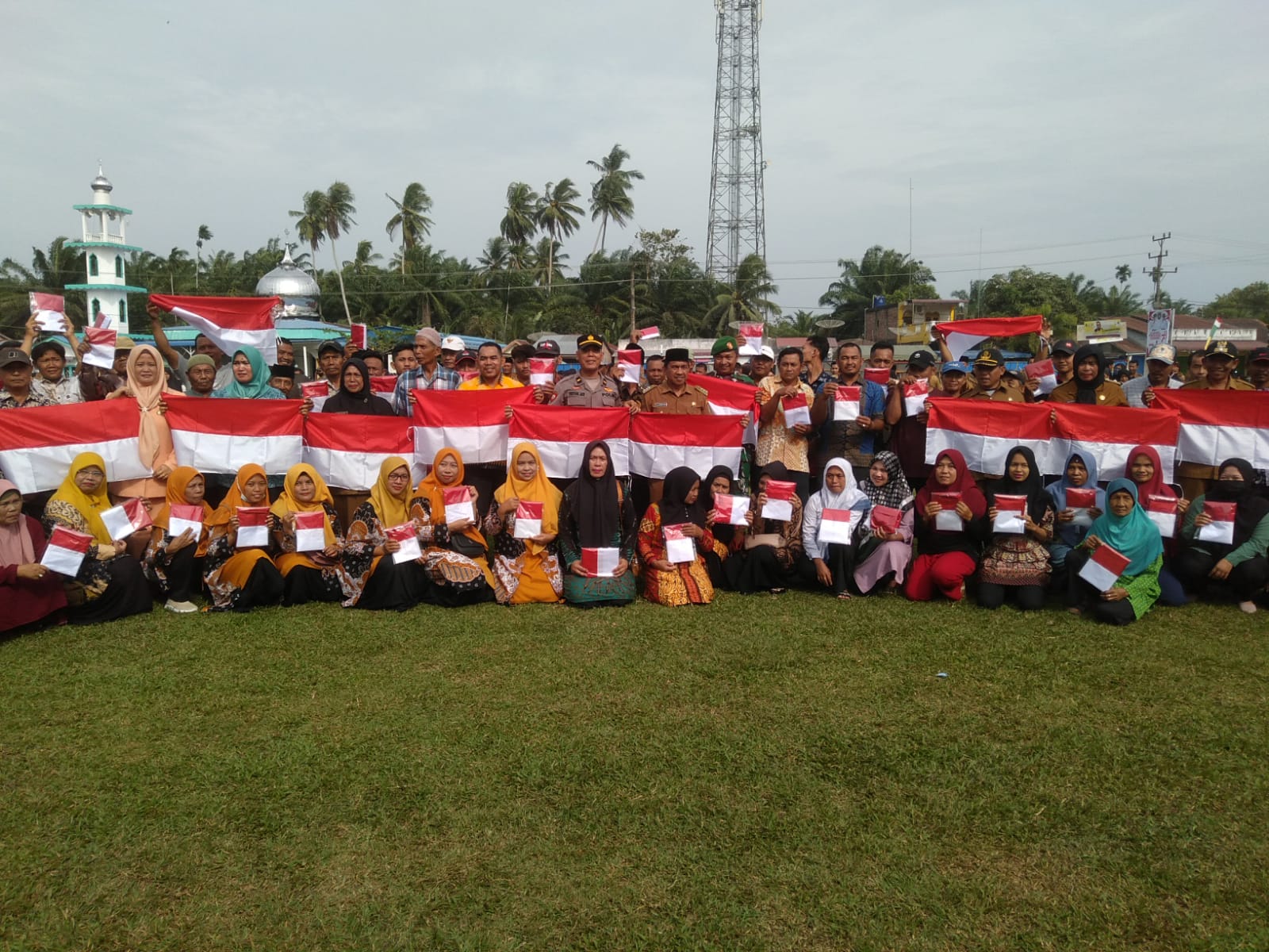 Personel Polsek Air Batu Gelar Giat Gerakan Pembagian Bendera Merah Putih