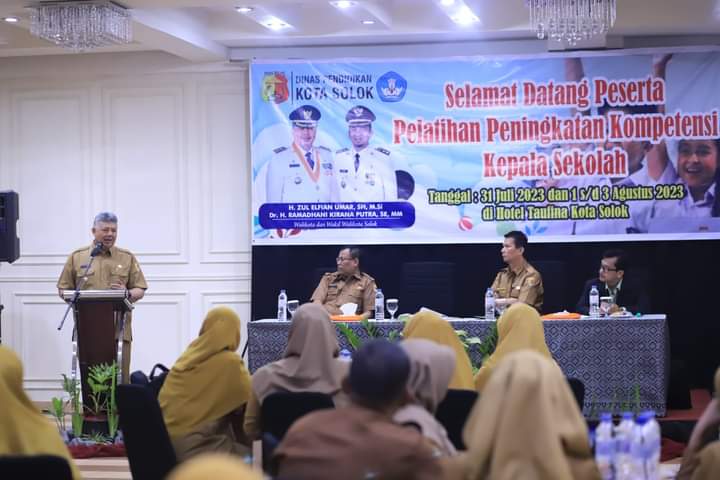 Pemerintah Daerah Kota Solok melalui gelar pelatihan peningkatan kompetensi kepala sekolah