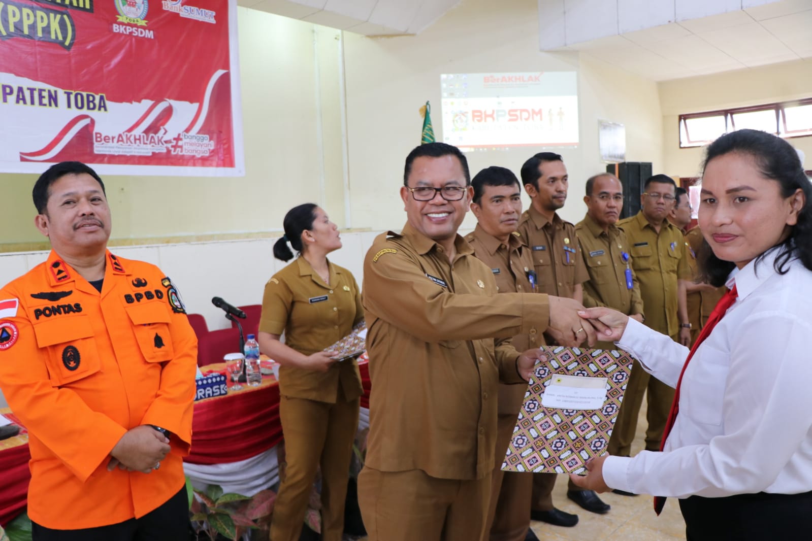 Pesan Bupati Toba: Pegawai Pemerintah dengan Perjanjian Kerja Bekerja dengan Semangat Memperbaiki Secara Terus Menerus