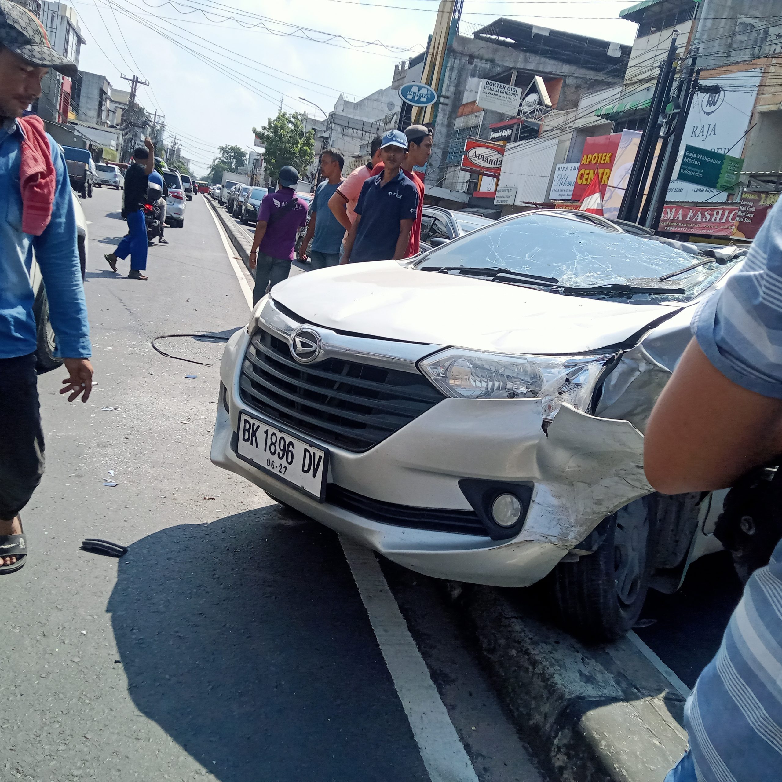 Diduga Karena Mengantuk, Mobil Minibus Hancur Berantakan