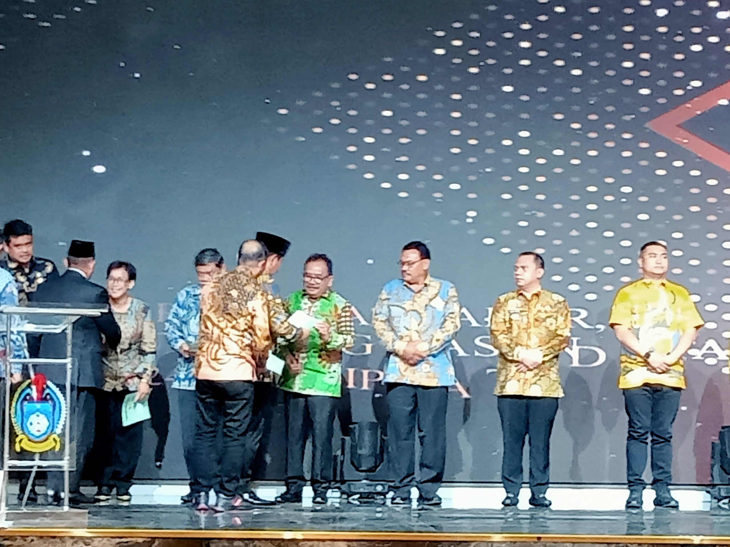 Menteri ATR BPN Hadi Tjahjanto Serahkan 1117 Sertifikat Aset Kabupaten Kota se-Sumatera Utara