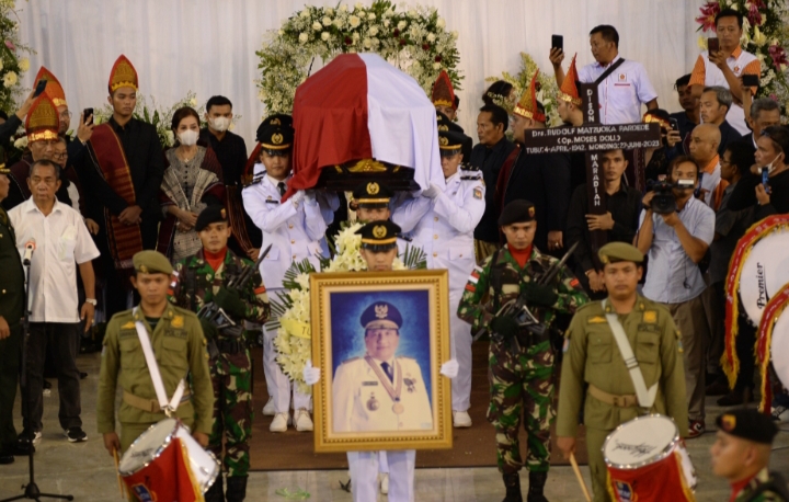 Hantar ke Peristirahatan Terakhir, Edy Rahmayadi Doakan Rudolf Pardede Mendapat Tempat Terbaik di Sisi Tuhan