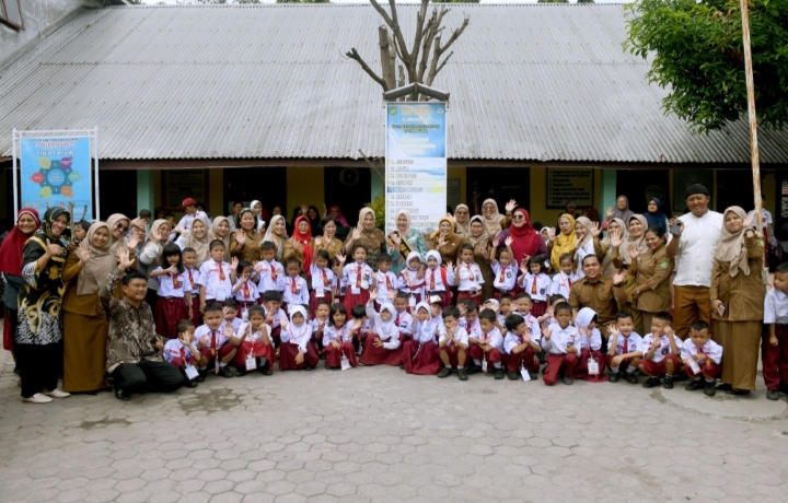 Kunjungi TK dan SD di Hari Pertama Masuk Sekolah, Nawal Lubis Sosialisasikan Transisi PAUD ke SD yang Menyenangkan