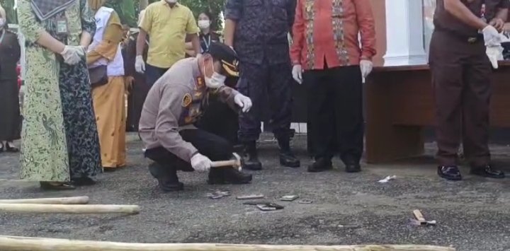 Kapolres padangsidimpuan AKBP Dudung Setyawan Ikuti Pemusnahan Barang Bukti di kejaksaan