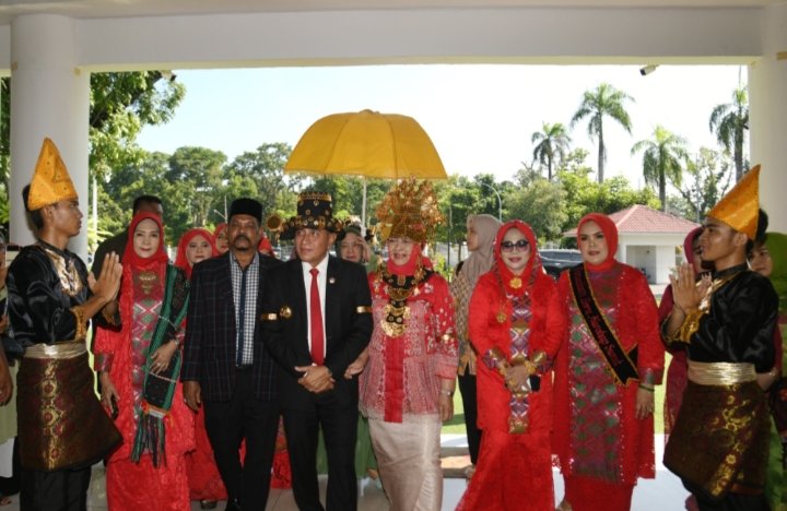 Gubernur Edy Rahmayadi Bergelar Sojuangon Perkasa Alam Hadiri Milad ke-2 Parboha Sumut
