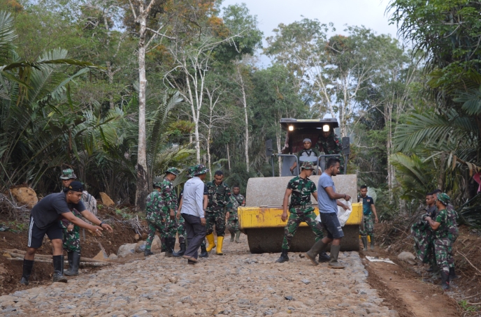 Pengerasan Jalan oleh Satgas TMMD Kodim 0212/TS Hadirkan Asa Baru Masyarakat Sitinjak