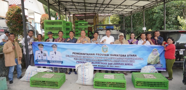 Bupati Pakpak Bharat Bersama Dinas Sosial Sumut Serahkan Bantuan Ternak Ayam