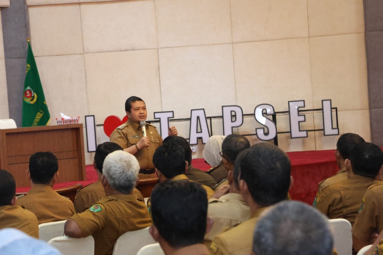 Bupati Dolly Pasaribu Imbau Kepdes se Tapsel Laksanakan Tugas Sesuai Peraturan Berlaku