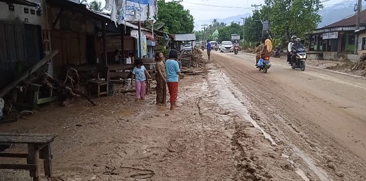 Kembali Manegen Padangsidimpuan Di Terpa Hujan Lebat, Lumpur dan Balok Kayu Pusat Perhatian