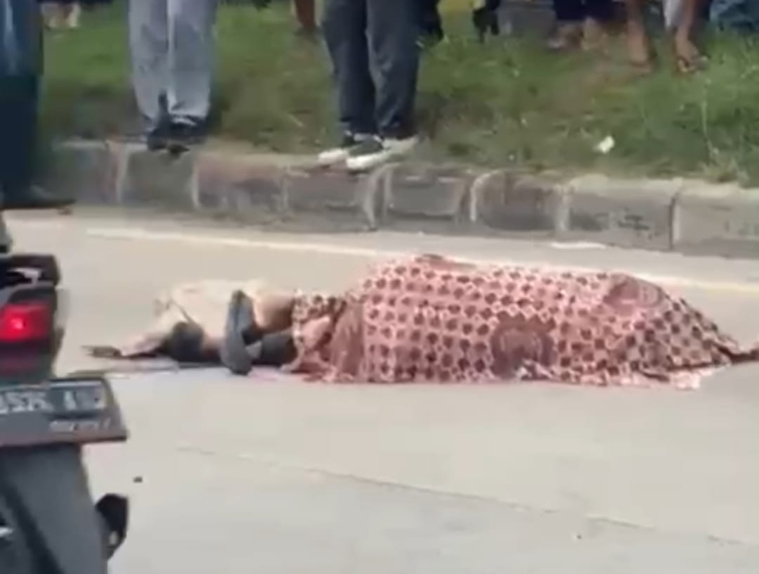 Angkot Berhenti Mendadak Pengendara Motor Tewas Ditabrak Truk