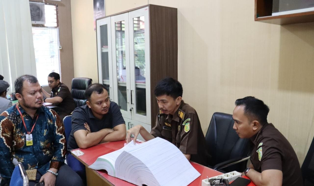 Kejari Langkat Menerima Penyerahan Tersangka dan Barang Bukti Kasus Tindak Pidana Korupsi PPKS Dari Polres Langkat
