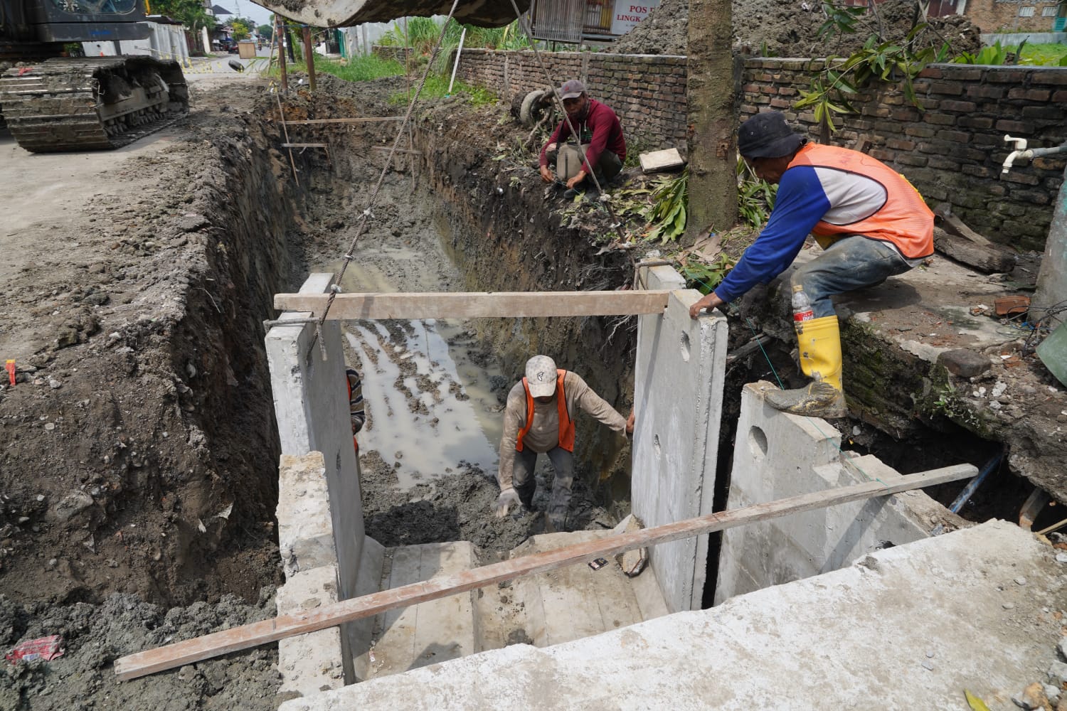 Dinas SDABMBK Tingkatkan Saluran Drainase Jalan Jermal VII