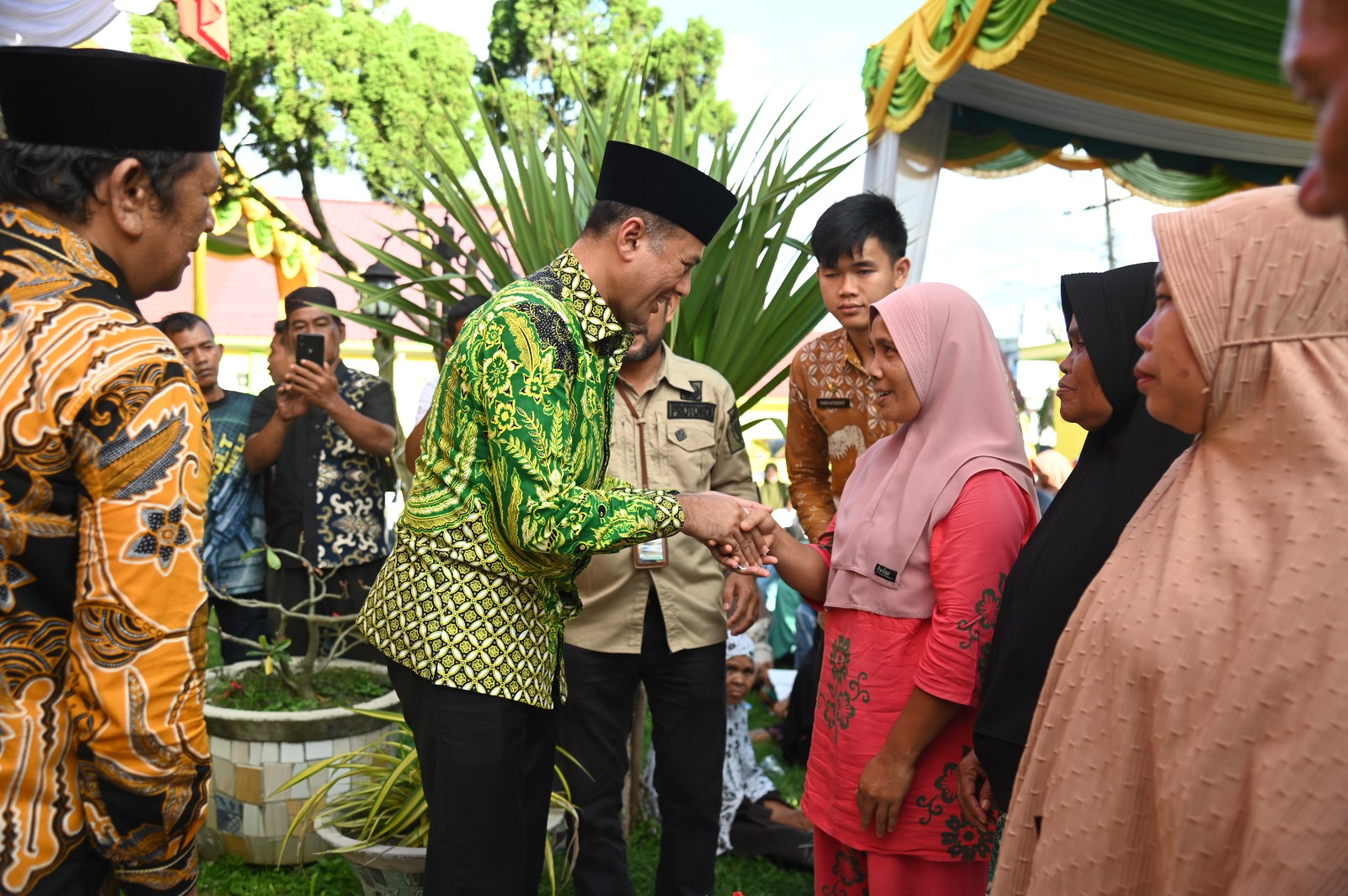 Wagubsu Serahkan Zakat ASN dalam Rangkaian Kunker di Padangsidimpuan