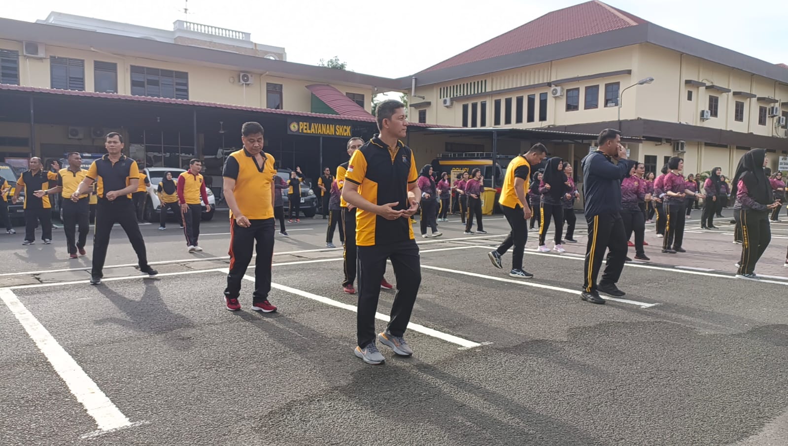 Sambut HUT Polwan ke-75, Kapolrestabes Medan Olahraga Bersama Personel