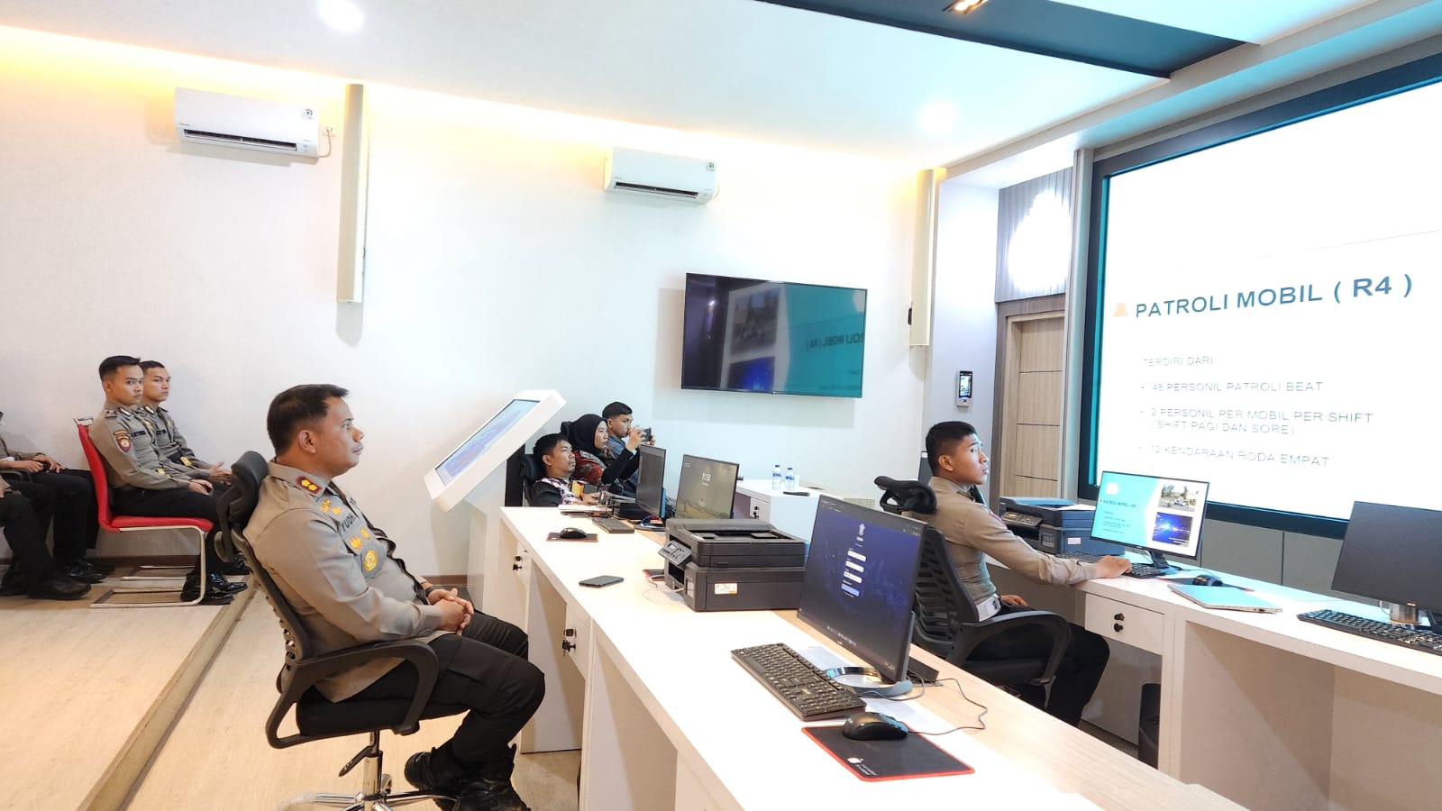 Waka Polrestabes Medan Beri Arahan ke Petugas Command Centre