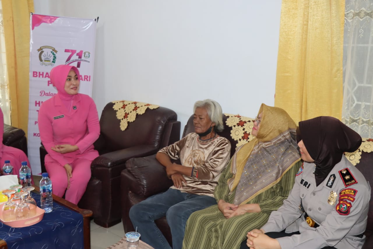 Sambut HUT Polwan Ke 75, Ibu Asuh Polwan, Pakor Polwan bersama Polwan Polres DSÂ  Kunjungi Purnawirawan Polwan