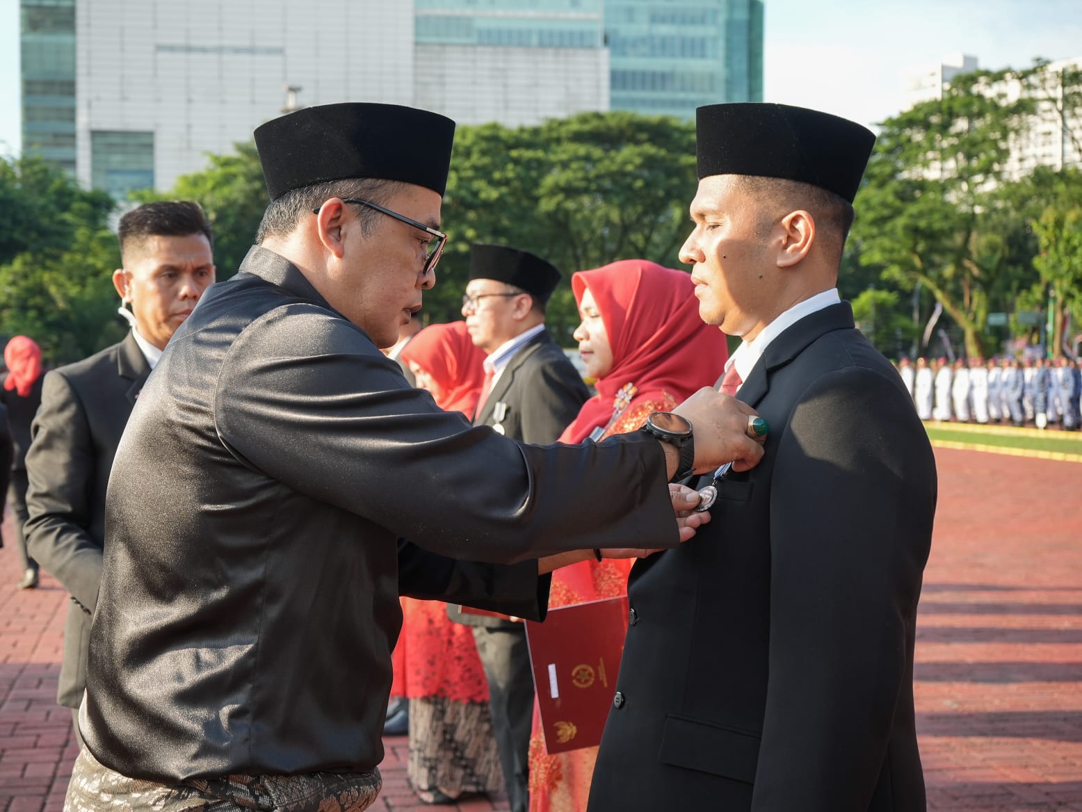 Di Upacara Penurunan Bendera, ASN Pemko Medan Terima Satyalancana Karya Satya dari Presiden