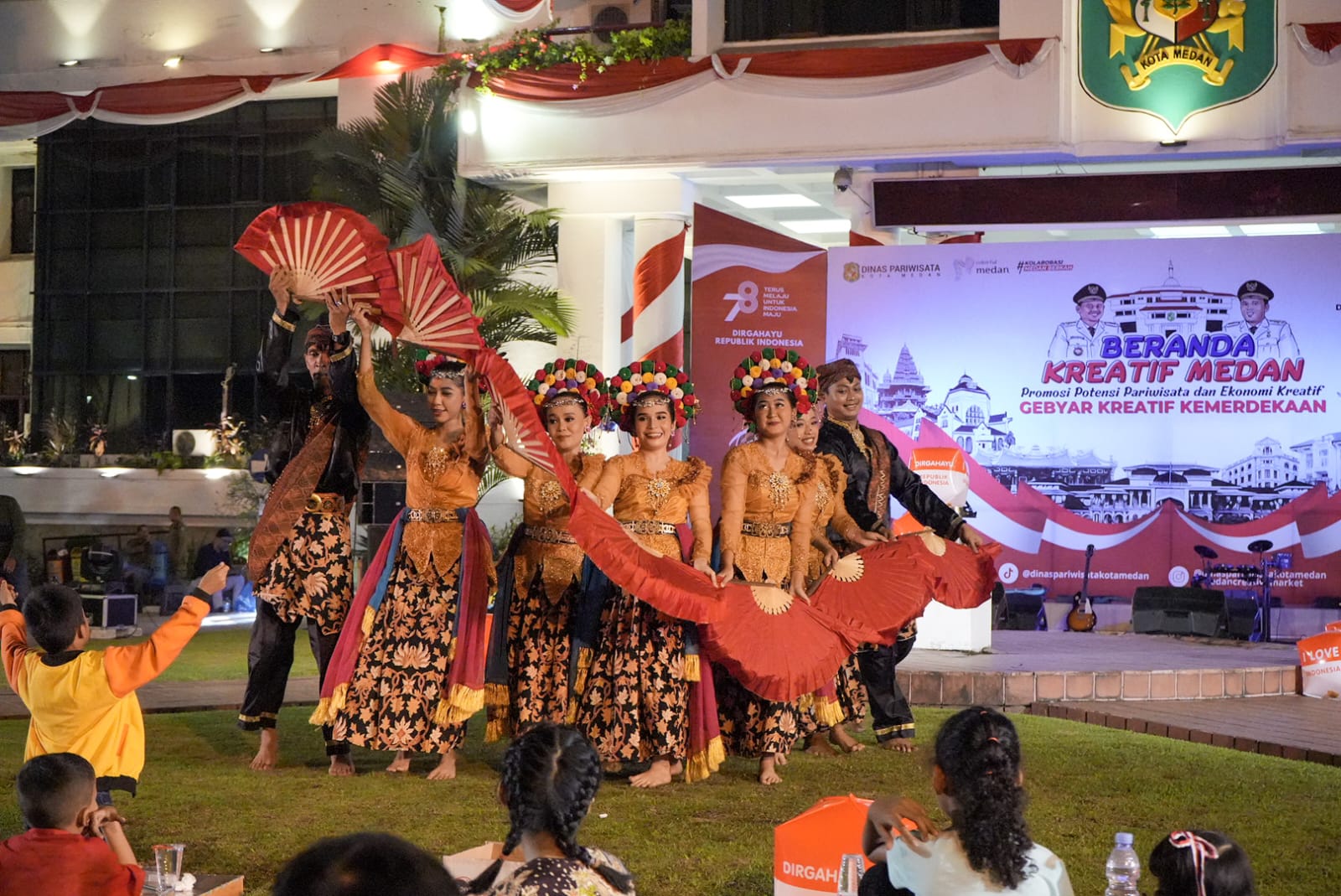 Aksi Melukis dengan Limbah Plastik Warnai Beranda Kreatif Medan
