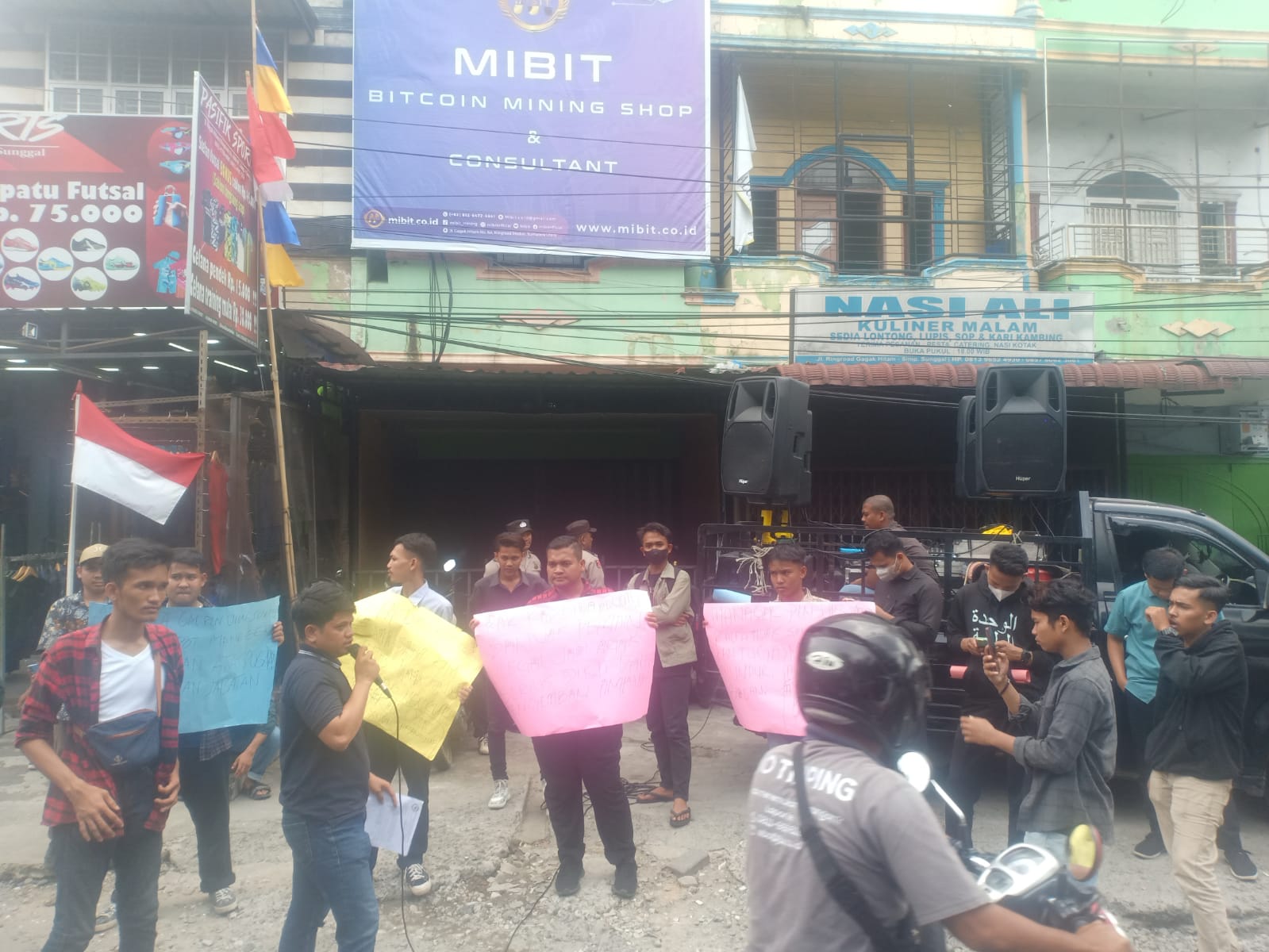 FK Mahasiswa Demo Poldasu Minta Usut Perusahaan Penambangan Bitcoin Ilegal Rugikan NegaraÂ 