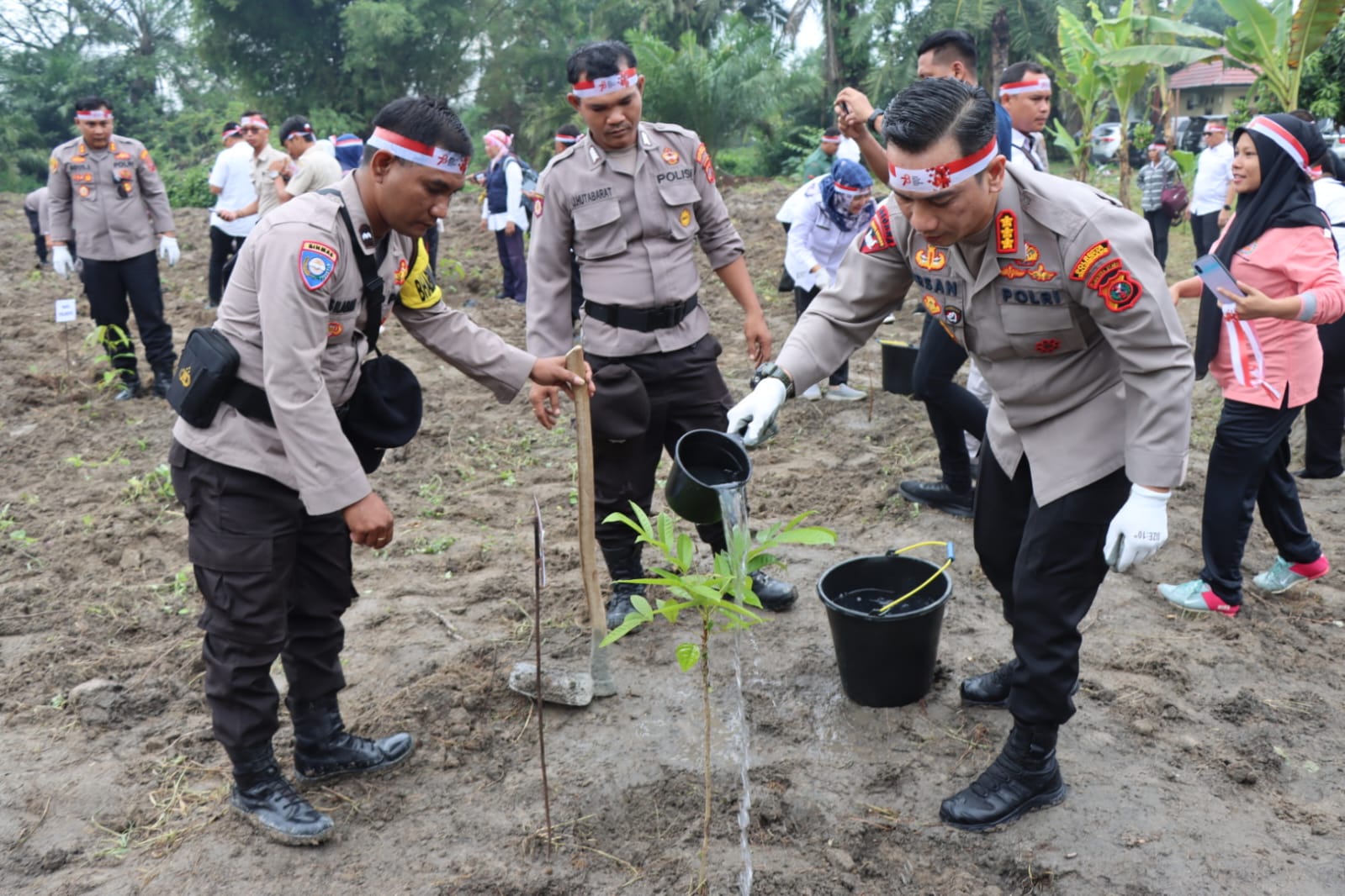 Rayakan Hut RI Ke 78, jajaran Polresta Deli Serdang laksanakan giat Penanaman Pohon Dengan Serentak