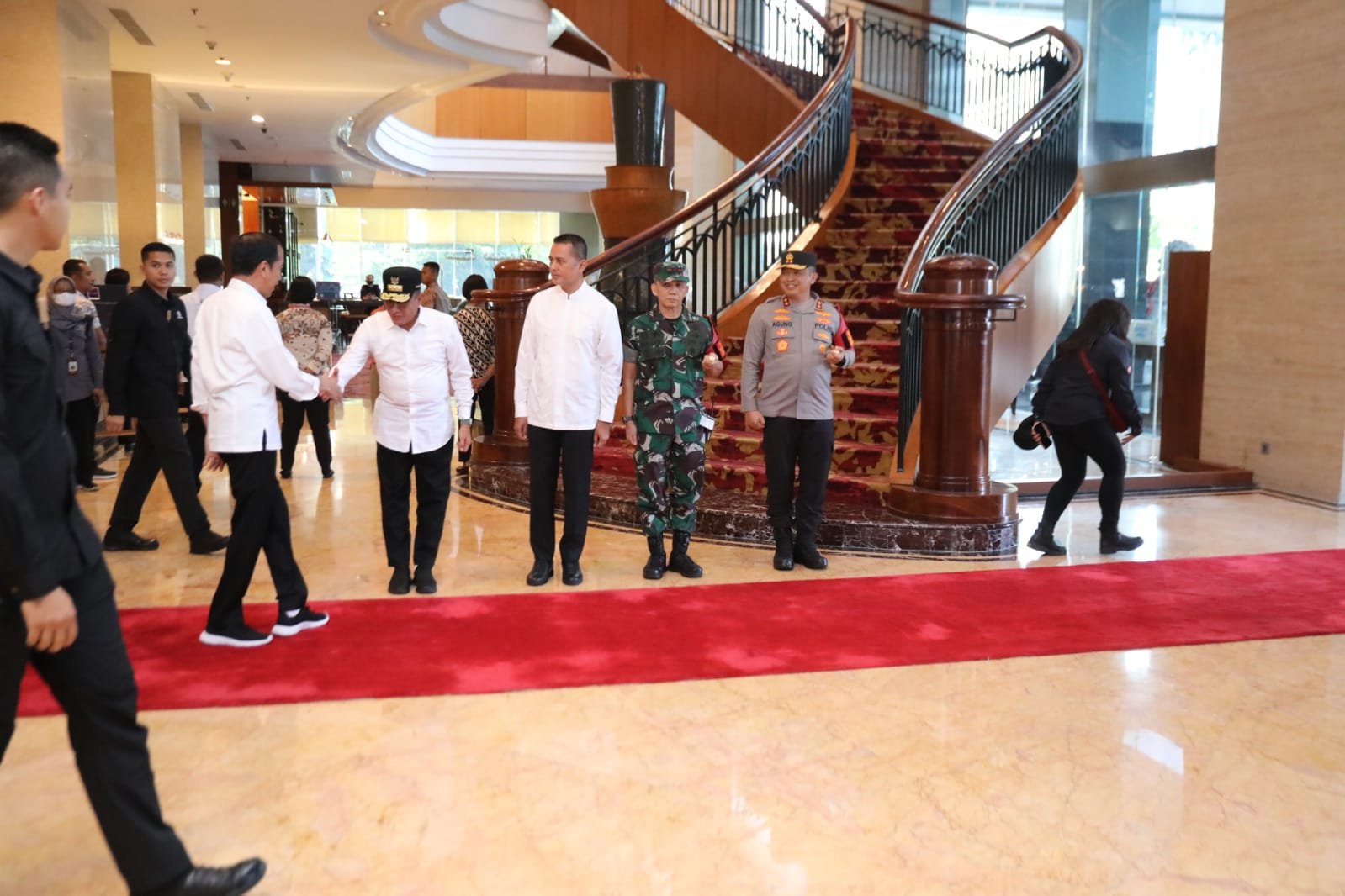 Jokowi  Tiba di Medan, Presiden Sholat Jumat di Masjid Almussanif