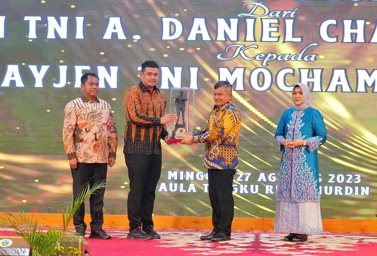 Malam Lepas Sambut Pangdam I/BB, Wali Kota Medan Berikan Cendera Mata Kepada Mayjen TNI A. Daniel Chardin