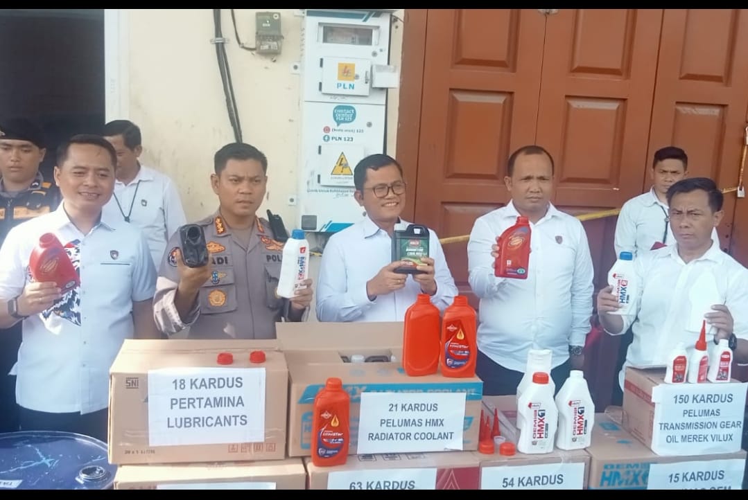 Polda Sumut Gerebek Pabrik Oli Palsu 4 Tersangka Diamankan & 1 Pria Inisial T Masih Buron