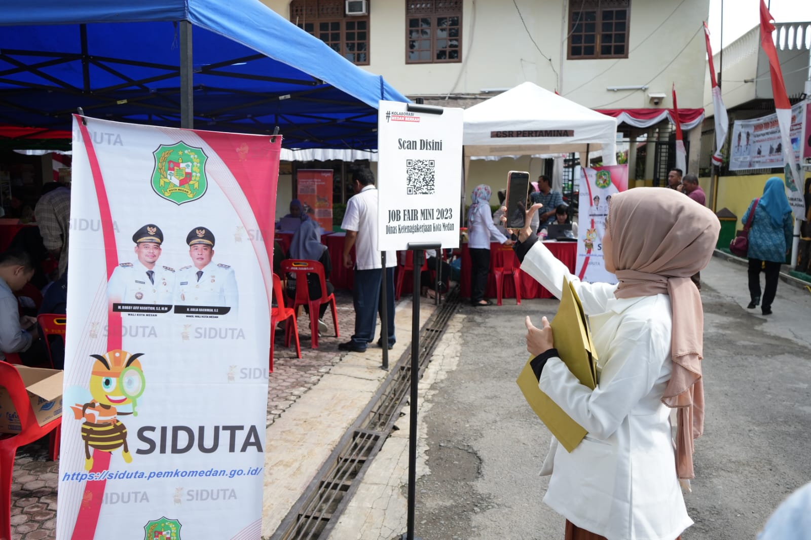 Ratusan Pencari Kerja Berebut Lowongan di Job Fair Mini Kecamatan Medan PerjuanganÂ 