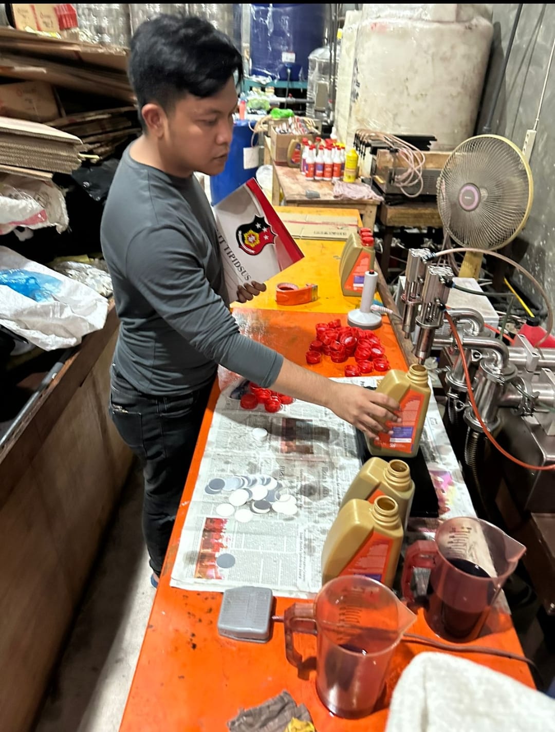 Polrestabes Medan Gerebek Pabrik Pembuatan Oli Ilegal di Deli Serdang