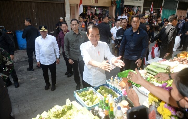 Jokowi dan Edy Rahmayadi Semobil Tinjau Harga Bahan Pokok dan Bagikan BLT di Pasar Binjai