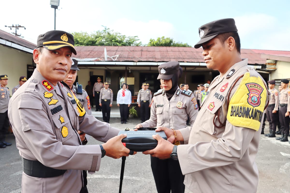AKBP Dudung Setyawan Serahkan Piagam Penghargaan Hingga Tongkat Baton kepada Personil Polres Padangsidimpuan