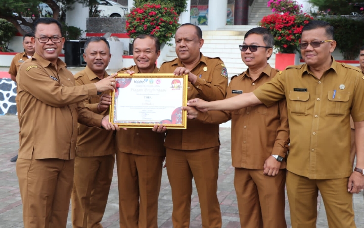 Terima Penghargaan BKKBN, Bupati Toba Memotivasi ASN Agar Semakin Kompak