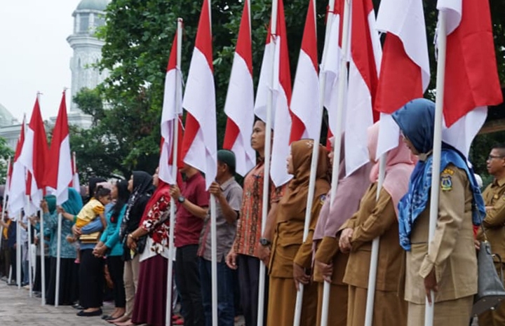 Semarakkan HUT RI 78,  Pemko Tebingtinggi Bagikan 1000 Bendera Merah Putih