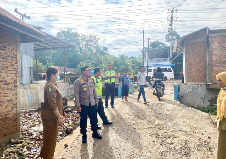 Gercep Kapolres Padangsidimpuan AKBP Dudung Setyawan Tinjau Langsung Lokasi Banjir di Desa Goti dan Desa Managen