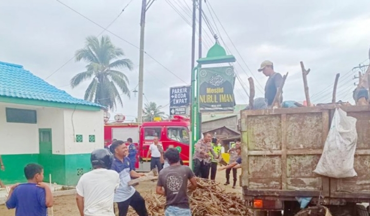 Personel Polres Padangsidimpuan Berjibaku Bantu Korban Banjir, Ini Penjelasan AKBP Dudung Setyawan