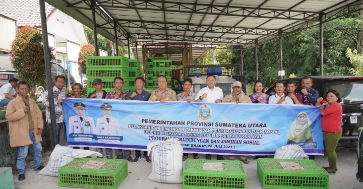 Bupati Pakpak Bharat Bersama Dinas Sosial Sumut Serahkan Bantuan Ternak Ayam