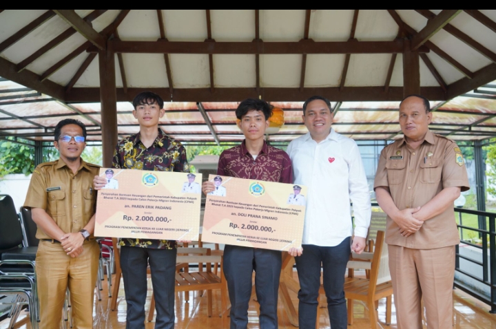 Pemkab.Pakpak Bharat Serahkan Bantuan Keuangan Bagi Para Calon Pekerja Keluar NegeriÂ 