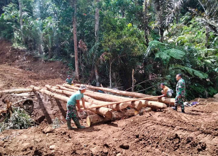 Berkat Gotong Royong Satgas TMMD ke-117 Kodim 0212/TS dengan Masyarakat, Pembangunan Jembatan Ke-Enam Akhirnya Rampung